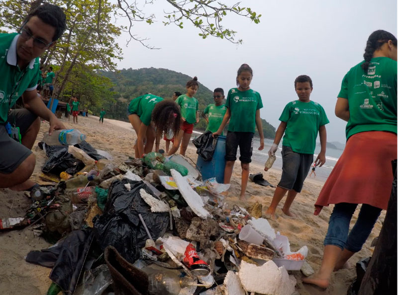 ICC e Verdescola no dia mundial de limpeza de rios e praias em são sebastião