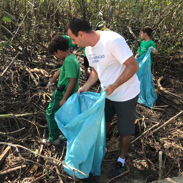 Limpeza no manguezal da APA Baleia Sahy com estudantes do Instituto Verdescola - ICC